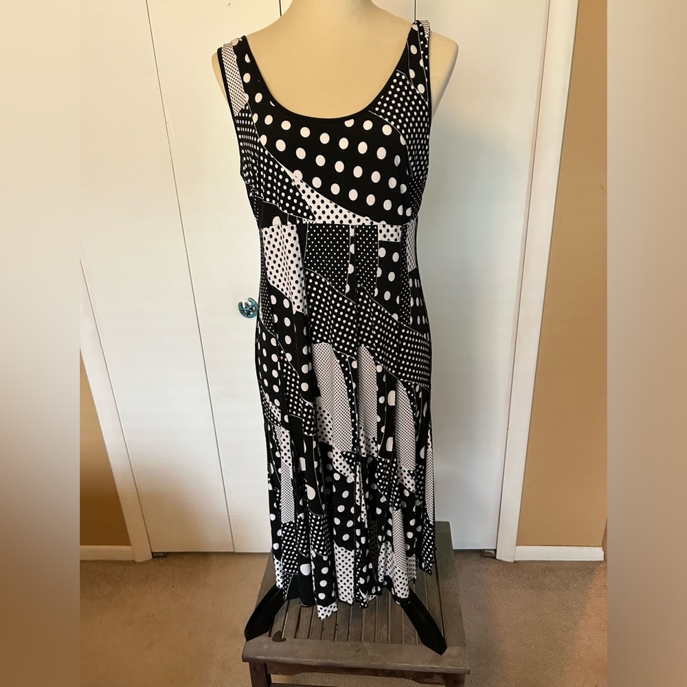 Ladies black and white geometric design dress
